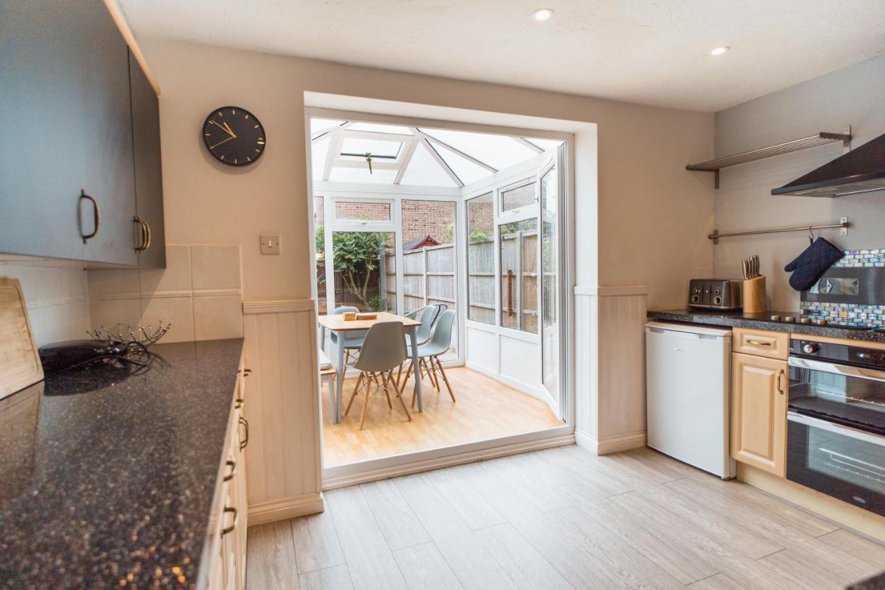 Vila Beautiful Town House With Private Garden And Patio Canford Magna Exteriér fotografie